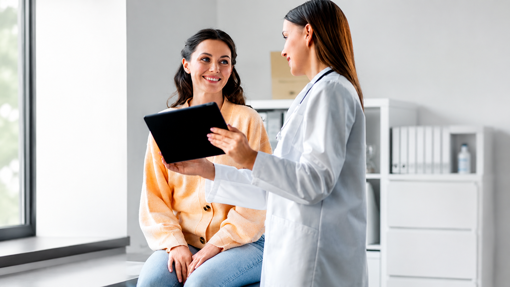 Profesional médica acompañando a una paciente durante una consulta